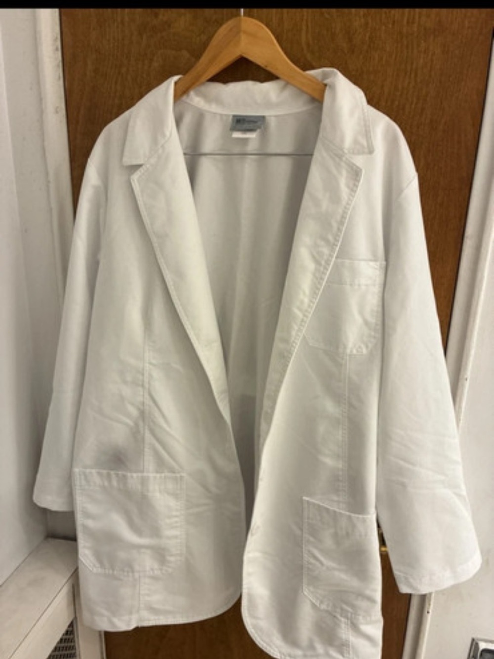 Grey's Anatomy Professional Wear White Lab Coat
Two front pockes
Worn for nu
